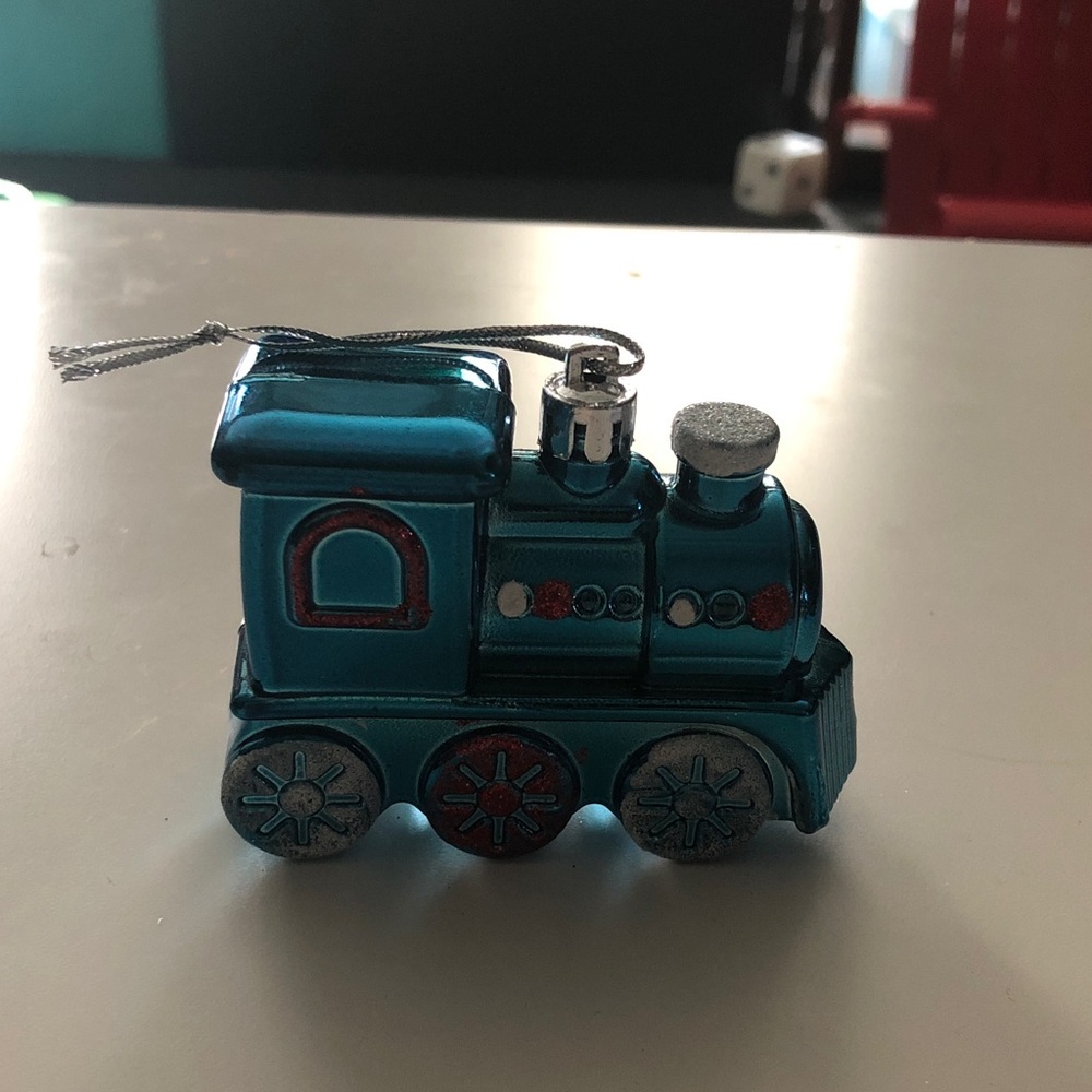 🛍️ Metallic Train Holiday Ornament
